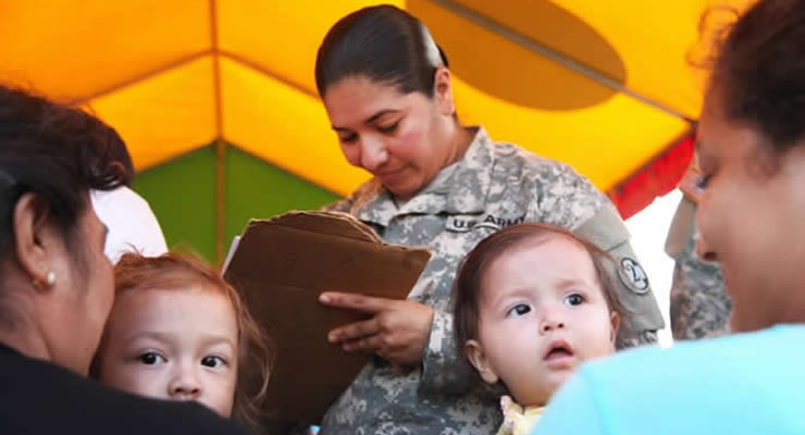 Mujer soldado ayuda a las familias 
