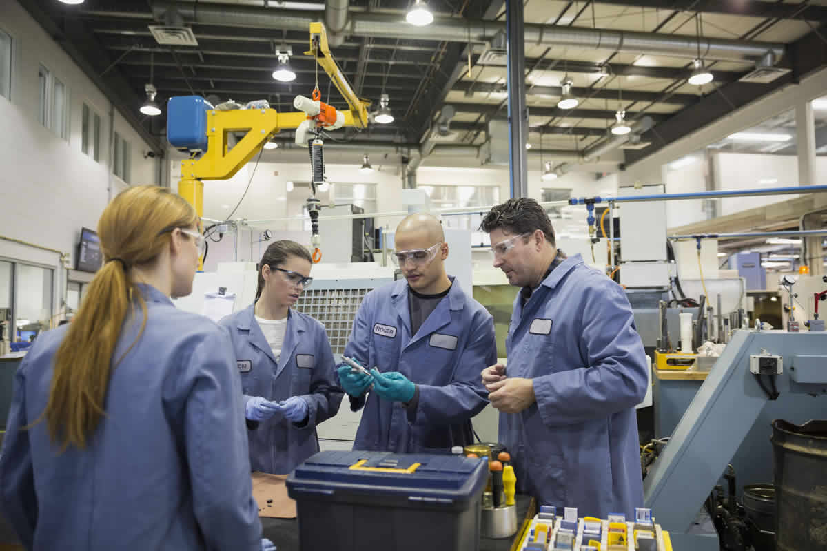 Equipo en el laboratorio de ingeniería 